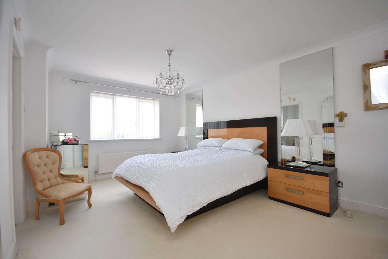11 The Grange, Baroness Place, Penarth, CF64 3UW